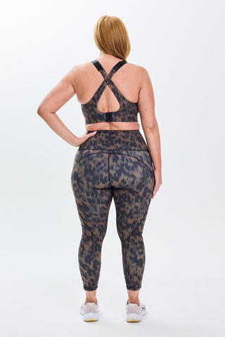 Models wears a size M. She is a size 14 and is 172cm tall.