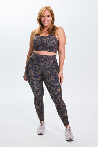 Models wears a size M. She is a size 14 and is 172cm tall.