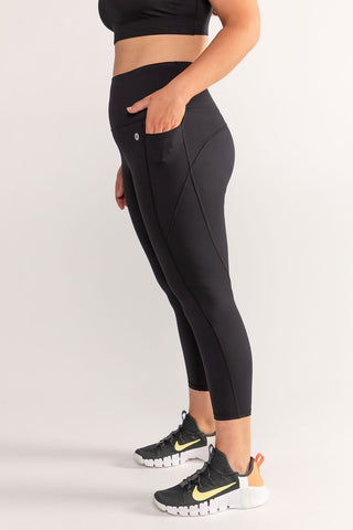 Model wears an L. She is size 14 and is 175cm tall.