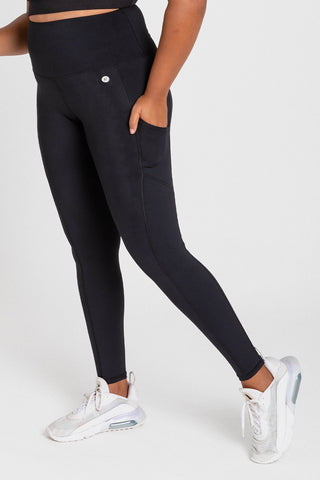 Model wears an L. She is size 16 and 180cm tall.