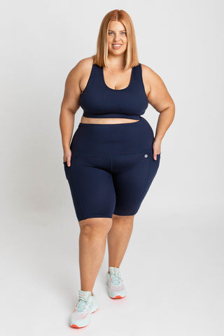 Model wears a 3XL. She is size 24 and 175cm tall.