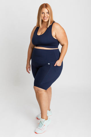Model wears a 3XL. She is size 24 and 175cm tall.