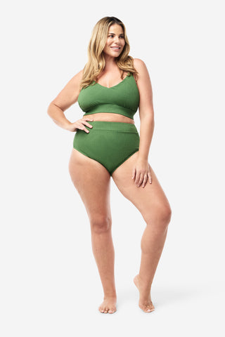 Model wears an XL. She is a size 16  and 181cm tall. 