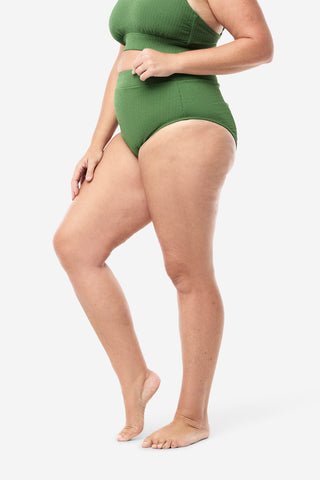 Model wears an XL. She is a size 16  and 181cm tall. 