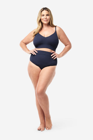 Model wears an XL. She is a size 16  and 181cm tall. 