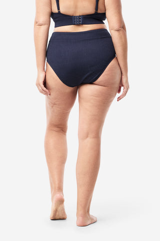 Model wears an XL. She is a size 16  and 181cm tall. 