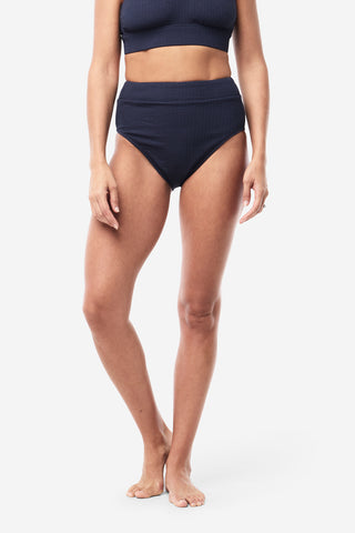 Model wears a size S. She is size 8 and 174cm tall.