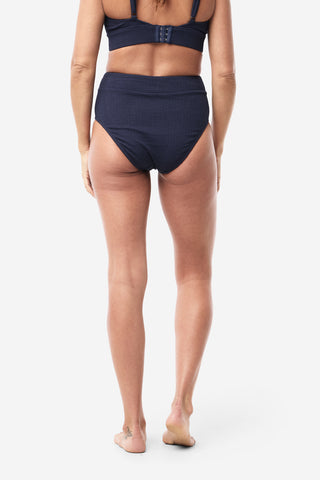 Model wears a size S. She is size 8 and 174cm tall.