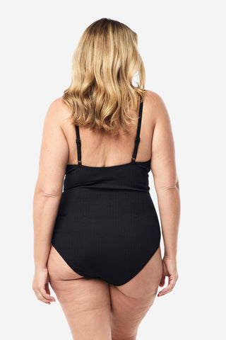 Model wears an XL. She is a size 16, wears a 16DD bra and 181cm tall. 