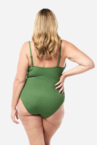 Model wears an XL. She is a size 16, wears a 16DD bra and 181cm tall. 