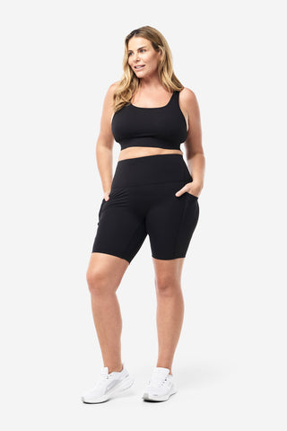 Model wears an XL. She is a size 16 and 181cm tall. 