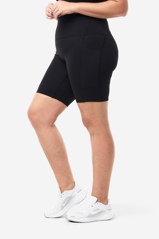 Model wears an XL. She is a size 16 and 181cm tall. 
