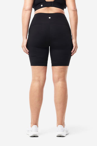 Model wears an XL. She is a size 16 and 181cm tall. 