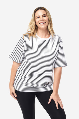 Model wears an XL. She is a size 16, wears a 16DD bra and 181cm tall. 