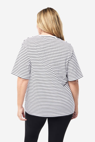Model wears an XL. She is a size 16, wears a 16DD bra and 181cm tall. 
