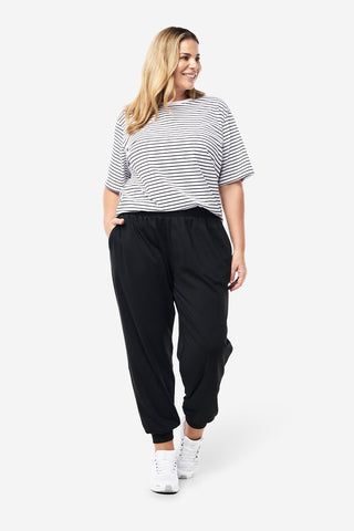 Model wears an XL. She is a size 16 and 181cm tall. 