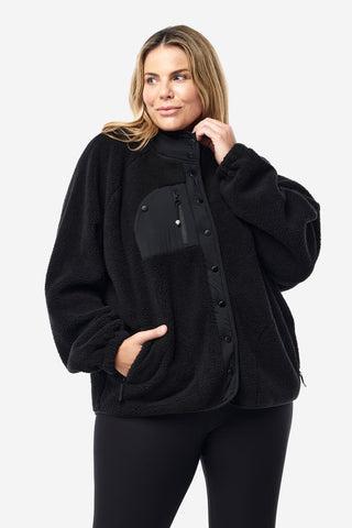Model wears an XL. She is a size 16 and 181cm tall. 