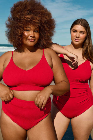 Model 1 wears an XL. She is a size 16 and 180cm tall.

Model 2 wears an XL. She is a size 16 and 175cm tall.