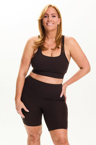 Model wears a size L. She is a size 14 and is 172cm tall.