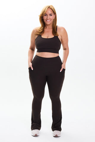 Model wears a size L. She is a size 14 and is 172cm tall.