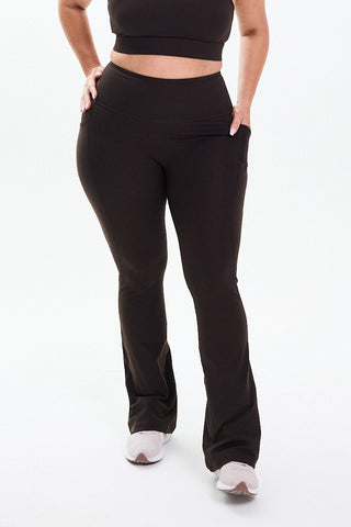 Model wears a size L. She is a size 14 and is 172cm tall.
