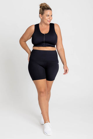 Model wears an XL. She is a size 16 and is 181cm tall.