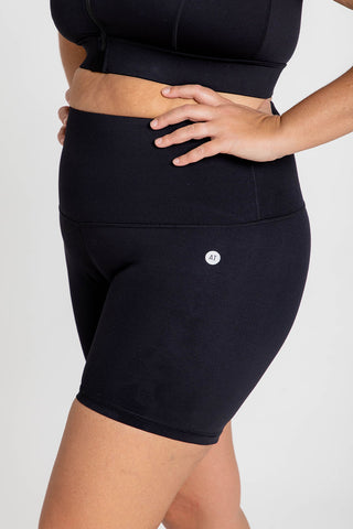 Model wears an XL. She is a size 16 and is 181cm tall.