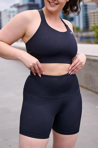 Model wears a L. She is a size 16, and is 172cm tall.