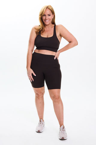 Model wears a size L. She is a size 14 and is 172cm tall.