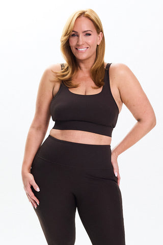 Models wears a size M. She is a size 14 and is 172cm tall.