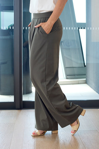 Model wears a S. She is a size 10 and is 170cm tall