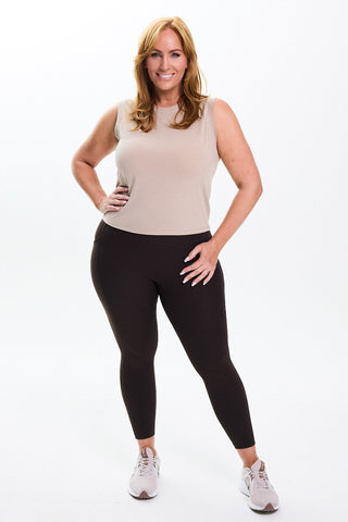 Models wears a size M. She is a size 14 and is 172cm tall.
