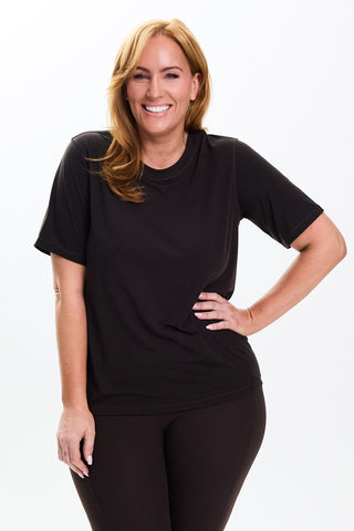Models wears a size M. She is a size 14 and is 172cm tall.