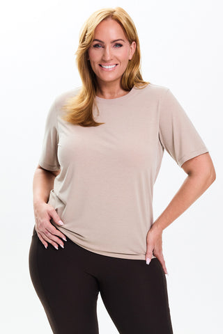 Models wears a size M. She is a size 14 and is 172cm tall.