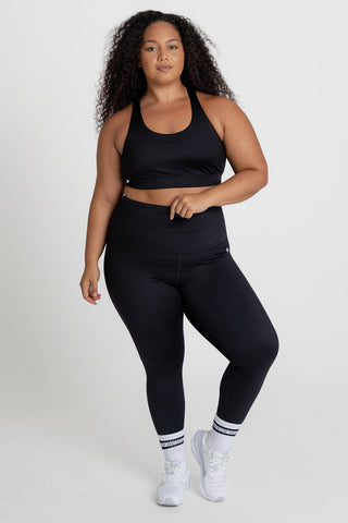 Model wears a 2XL. She is a size 16 and is 177cm tall.