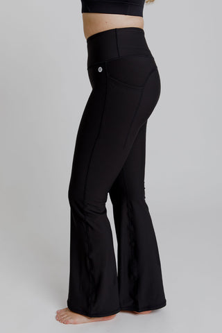 Model wears a size M. She is size 12 and 172cm tall.