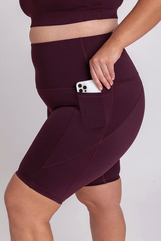 Model wears a XL. She is size 16 and is 172cm tall.