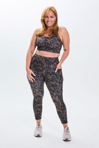 Model wears a size L. She is a size 14 and is 172cm tall.