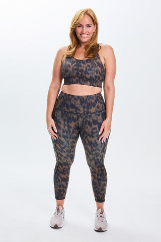 Model wears a size L. She is a size 14 and is 172cm tall.