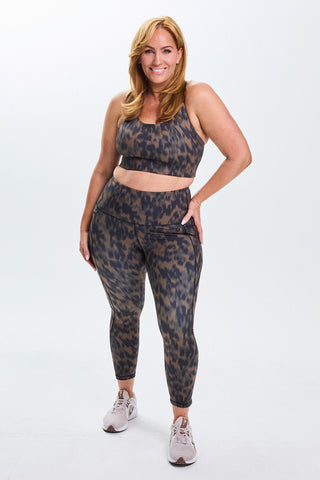 Model wears a size L. She is a size 14 and is 172cm tall.