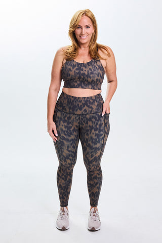 Model wears a size L. She is a size 14 and is 172cm tall.
