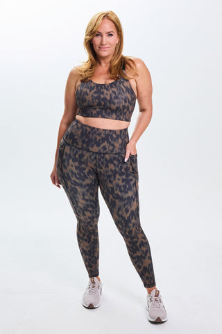 Model wears a size L. She is a size 14 and is 172cm tall.
