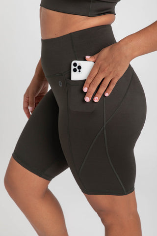 Model wears a M. She is size 12-14 and is 172cm tall.