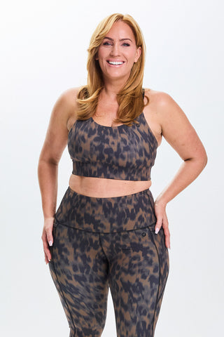 Models wears a size M. She is a size 14 and is 172cm tall.