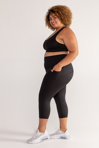 Model wears a 2XL. She is size 18 and is 175cm tall.