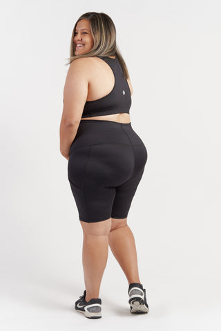 Model wears a 2XL. She is a size 18-20, 163cm tall and 29 weeks pregnant.