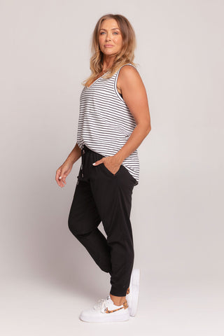 Model wears a L. She is a size 14-16 and is 175cm tall.