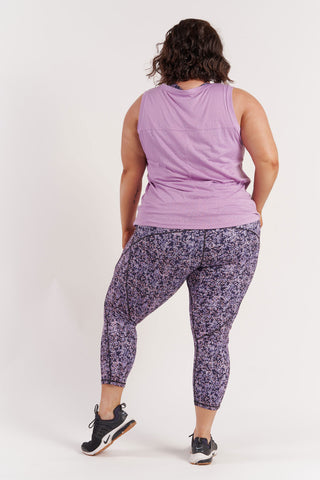 Model wears a 2XL. She is a size 18-20 and is 174cm tall.