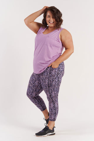 Model wears a 2XL. She is a size 18-20 and is 174cm tall.