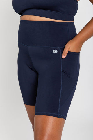 Model wears an L. She is size 16 and 180cm tall.